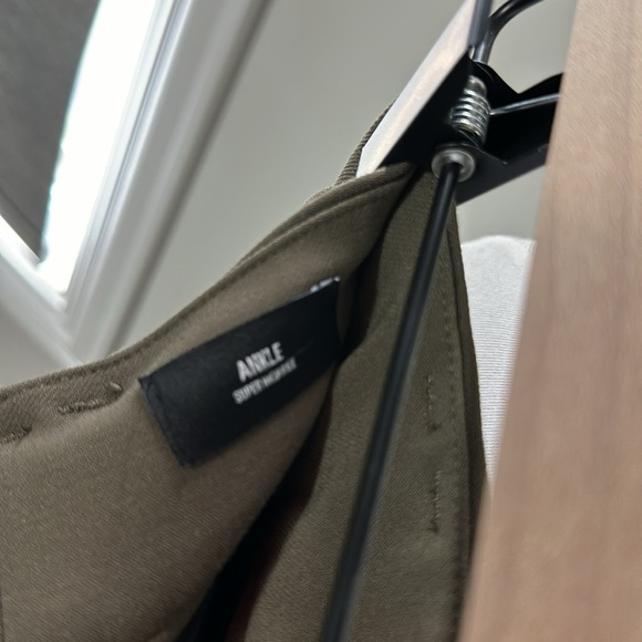 Express army green cargo pants with cinched ankles. Size 6R - Picture 3 of 6